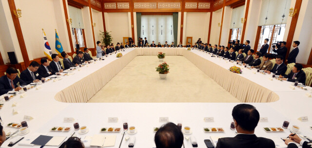 President Park Geun-hye speaks to newspaper editors-in-chief and broadcast newsroom directors during a meeting at the Blue House in Seoul