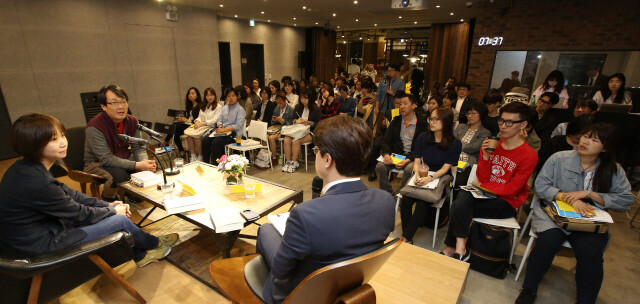 4월28일 서울 동교동 ‘미디어카페 후’에서 열린 필독콘서트 모습. 정은주 기자(왼쪽), 박준도 사회진보연대 노동위원장, 안수찬 <한겨레21> 편집장(뒷모습)이 대담하고 있다. 류우종 기자