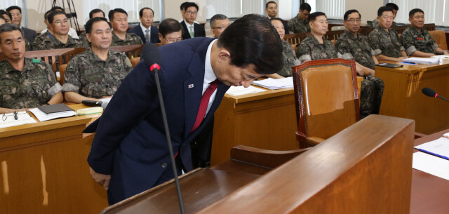 한민구 국방부 장관이 8월12일 국회 국방위원회에 출석해 최근 북한군의 지뢰 도발 등과 관련한 현안보고를 한 뒤 고개 숙여 인사하고 있다. 한겨레 이정우 선임기자