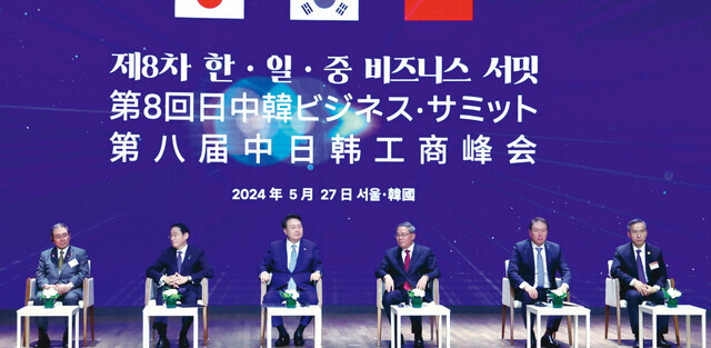 Masakazu Tokura, the chairperson of the Japanese Business Association, Japanese Prime Minister Fumio Kishida, South Korean President Yoon Suk-yeol, Chinese Premier Li Qiang, Korea Chamber of Commerce and Industry Chairman Chey Tae-won, and China Council for the Promotion of International Trade Chairman Ren Hongbin take part in the eighth trilateral business summit at the KCCI building in Seoul on May 27, 2024. (pool photo)