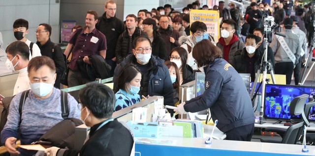 Chinese travelers fill out medical questionnaires upon arriving at Incheon International Airport on Jan. 28. (Baek So-ah, staff photographer)