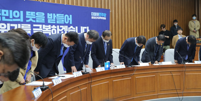 Lee Nak-yeon and Lee Hae-chan, chairs of the Democratic Party’s election measures committee, and Lee In-young, the party’s floor leader, bow in gratitude to the South Korean public at the National Assembly in Seoul on Apr. 16. (Yonhap News)