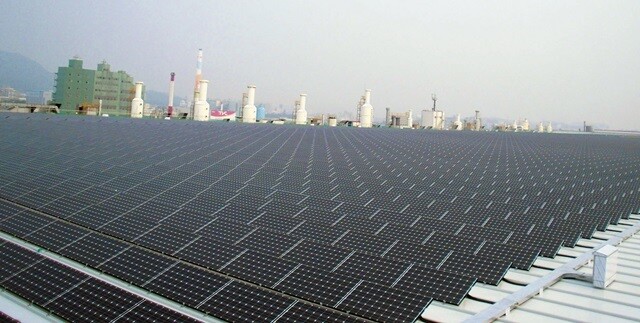 국내에 지붕형 태양광발전소를 구축한 엘지(LG)전자 구미공장. 한겨레 자료사진