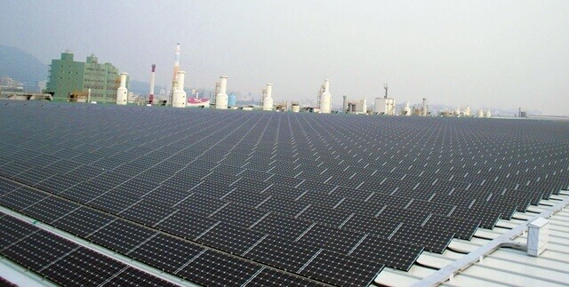 The LG Electronics plant in Gumi, North Gyeongsang Province, has solar panels installed on its roof. (Hankyoreh photo archives)