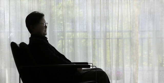 2015년 5월 서울 양천구 목동 자택에서 무언가를 응시하고 있는 신영복 선생. 한겨레 강재훈 선임기자
