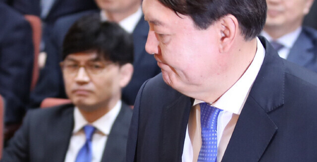 President Yoon Suk-yeol takes part in an event at the Supreme Prosecutors' Office in Seoul on Jan. 2, 2020, while he was serving as prosecutor general. On his left is Han Dong-hoon, who was head of the anti-corruption and violent crimes department at the time. (Hankyoreh file photo)