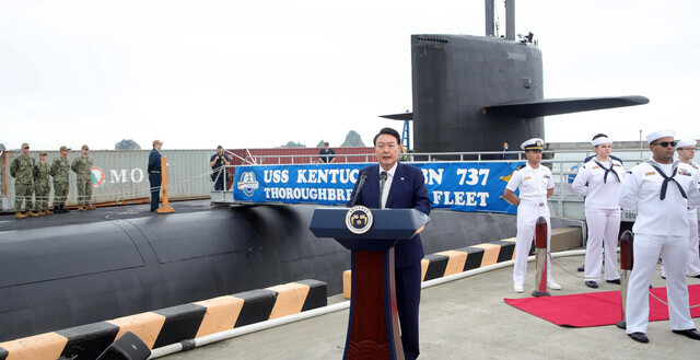 President Yoon Suk-yeol speaks at a naval base in Busan on July 19 against the backdrop of the USS Kentucky (SSBN-737), a nuclear-capable American sub that arrived in Busan. (presidential office pool photo)