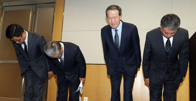 Federation of Korean Industries chairman Huh Chang-soo (third from the left) and executives bow after making an apology to the South Korean public and announcing a plan for reforms