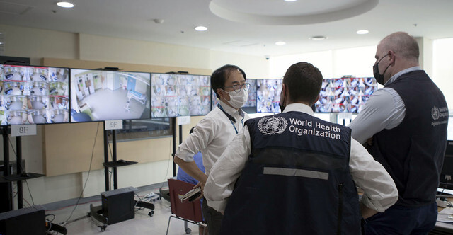 Choi Jae-pil, a senior official at Seoul Medical Center, meets with two consultants from the World Health Organization (WHO) on Mar. 19. (provided by Seoul Medical Center)