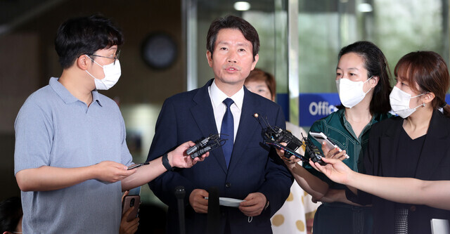 Lee In-young, nominee for South Korean unification minister, speaks during a press conference in front of the Office of Inter-Korean Dialogue in Seoul on July 21. (Park Jong-shik, staff photographer)