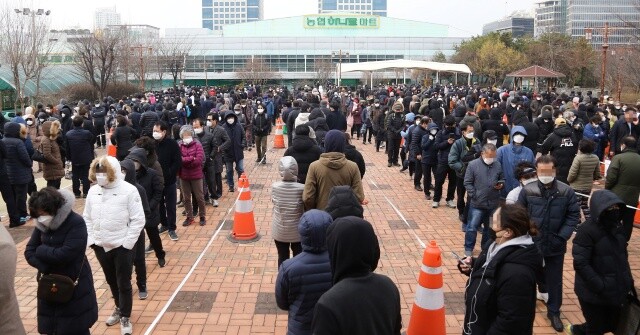 3월4일 오후 서울 서초구 양재동 하나로마트 양재점에서 마스크를 사려는 시민들이 줄지어 서 있다. 연합뉴스