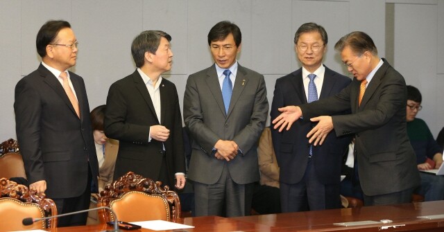 Former Minjoo Party leader Moon Jae-in (far right) talks with
