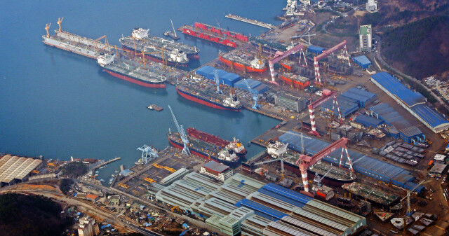 The STX Offshore & Shipbuilding yard in Changwon. STX is currently undergoing restructuring and its overseas assets are being sold off. (by Lee Jeong-yong