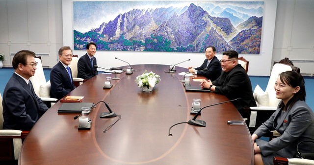 The inter-Korean summit is held at the House of Peace in Panmunjeom on Apr. 27. Clockwise from left are National Intelligence Service Director Suh Hoon