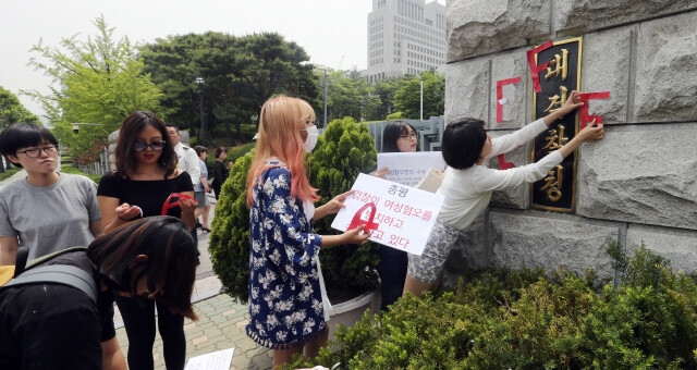 A group of feminists in their 20s give the Supreme Prosecutors’ Office an “F” for their handling of the recent murder of a women near Gangnam Subway Station in Seoul
