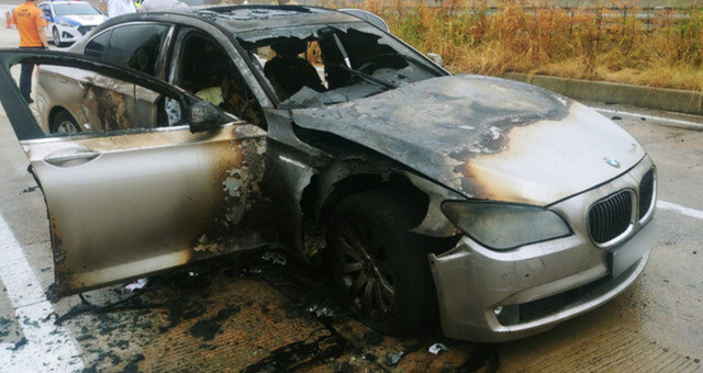 A BMW 730Ld model caught on fire on the Namhae Expressway near Sacheon