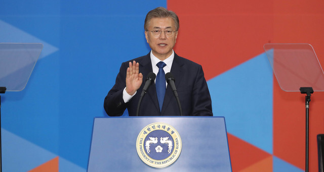 South Korean President Moon Jae-in takes the presidential oath during his inauguration ceremony at the National Assembly on May 10, 2017. (Lee Jung-woo, staff reporter)