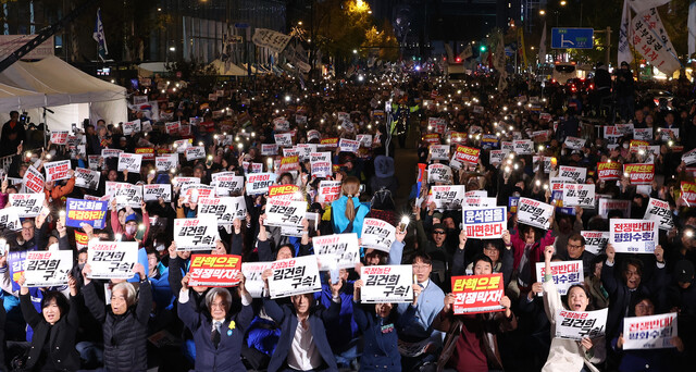 ‘김건희·윤석열 국정농단 규탄, 특검 촉구 제2차 국민행동의 날’ 집회 참가자들이 지난 9일 저녁 서울 중구 숭례문 일대에서 손팻말을 든 채 구호를 외치고 있다. 신소영 기자 viator@hani.co.kr