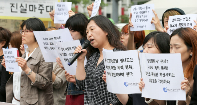 서울 강남역 여성 살해 사건 이후 벌어진 사회적 반응은 ‘혐오’ 문제의 현재성을 묻는다. 여성단체들은 추모 참여자에 대한 인권침해에 공동 대응하겠단 기자회견을 열었다. 한겨레 김정효 기자