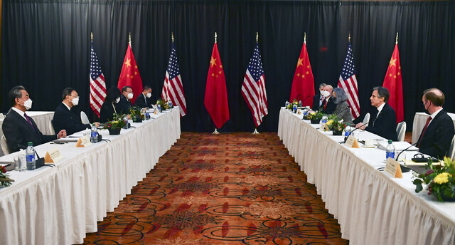 US Secretary of State Antony Blinken (2nd R), joined by national security advisor Jake Sullivan (R), speaks while facing Yang Jiechi (2nd L), director of China's Central Foreign Affairs Commission Office, and Wang Yi (L), China's foreign minister, at the opening session of US-China talks at the Captain Cook Hotel in Anchorage, Alaska, on March 18. (AP/Yonhap News)