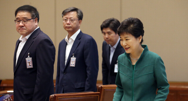 박근혜 대통령이 8월29일 오전 청와대에서 열린 수석비서관회의에 참석하고 있다. 우병우 민정수석(왼쪽 두 번째)이 함께 이동하고 있다. 청와대사진기자단