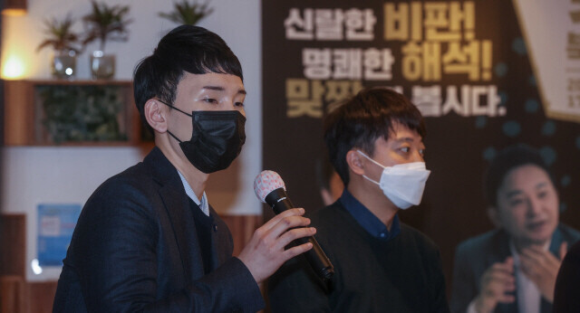 박민영 국민의힘 대변인(왼쪽)이 지난 1월28일 서울 여의도 한 카페에서 열린 북콘서트에 참석해 발언하고 있다. 공동취재사진