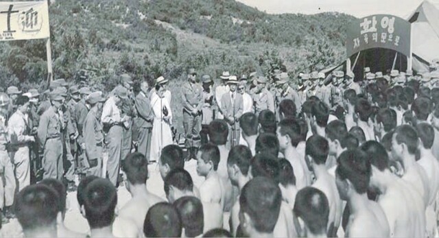 ❹ 이승만 대통령이 경기도 파주 문산 포로인수본부를 방문해 ‘귀환용사’ 인수 환영식에 참석했다. 1953년 9월3일. 이승만연구원 소장(조성훈, <6.25 전쟁과 국군포로>, 2014, 171쪽)