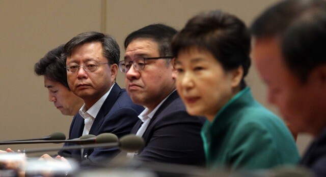 박근혜 대통령이 지난 8월29일 청와대 수석비서관회의에서 발언하고 있다. 왼쪽 두 번째가 우병우 민정수석. 청와대사진기자단