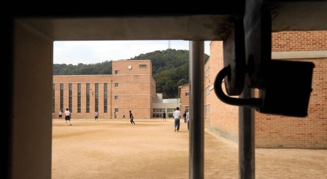Prisoners exercise at Seoul Nambu Correctional Facility in Guro district. (Hankyoreh file photo)