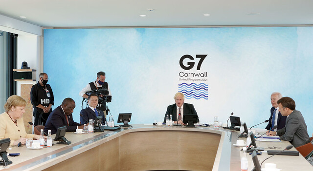 문재인 대통령이 영국 콘월에서 열린 주요7개국(G7) 정상회의 확대회의 3세션에 참석하고 있다. 청와대 제공
