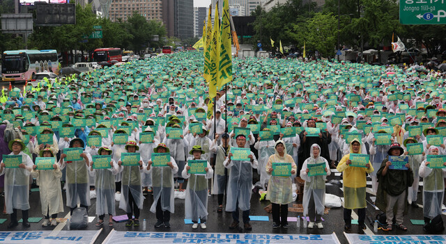 Members of the Korean Health and Medical Workers’ Union hold a rally in downtown Seoul on July 13 as they go on general strike demanding improvements to working conditions and the health care system. (Kim Hye-yun/The Hankyoreh)