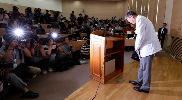 Seoul National University Hospital Vice President Kim Yeon-soo bows after a press conference announcing the change of the category of death on farmer Baek Nam-ki’s death certificate from “illness” to “external causes”