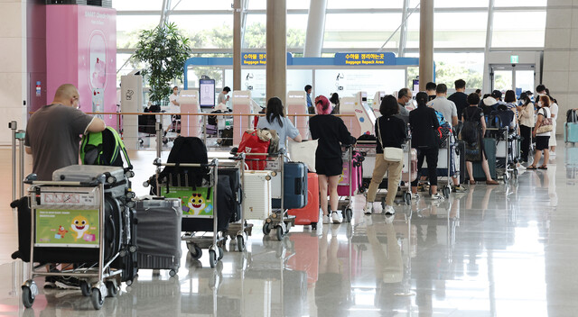 지난 14일 영종도 인천국제공항 제1여객터미널 출국장이 여행객들로 붐비고 있다. 연합뉴스