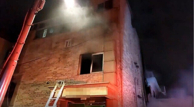 24일 오전 0시 27분께 서울 은평구 역촌동의 한 다세대주택 2층에서 불이 나 50대 시각장애인 여성이 숨졌다. 은평소방서 제공.