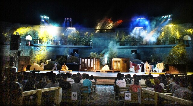 2010년 완공된 성벽극장에서 밀양여름공연예술축제 폐막식이 열렸다. 연합뉴스