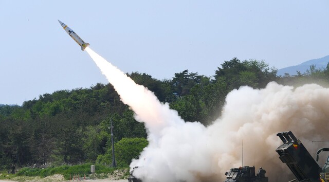 합동참모본부는 25일 오전 동해상에서 한-미 연합 지대지 미사일 실사격 훈련을 했다고 밝혔다. 사진은 미사일 발사 모습. 연합뉴스
