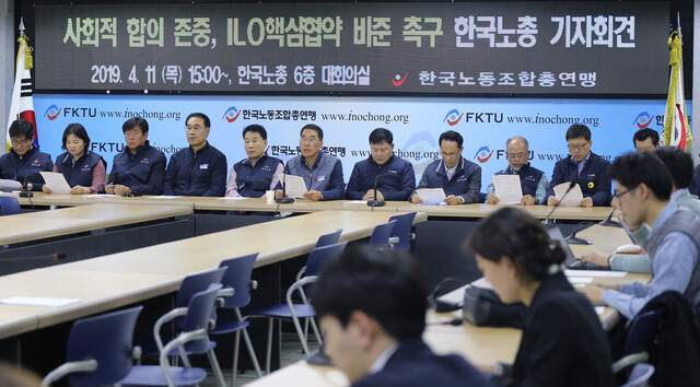 Kim Ju-young (sixth from left)