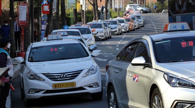 손님을 태우기 위해 길게 줄지어 서 있는 서울역 앞 택시들. 강재훈 <한겨레> 선임기자