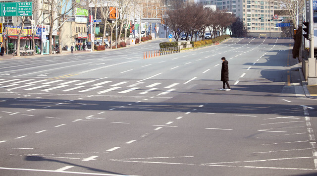 A major street in Daegu is empty on Feb. 20 in the aftermath of numerous novel coronavirus cases being confirmed at a local church and hospital. (Yonhap News)