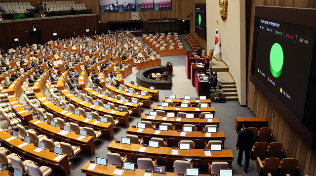 9일 오후 국회 본회의장에서 열린 본회의에서 국민의힘 의원들이 퇴장한 뒤 방송 3법이 처리되고 있다. 김경호 선임기자 jijae@hani.co.kr