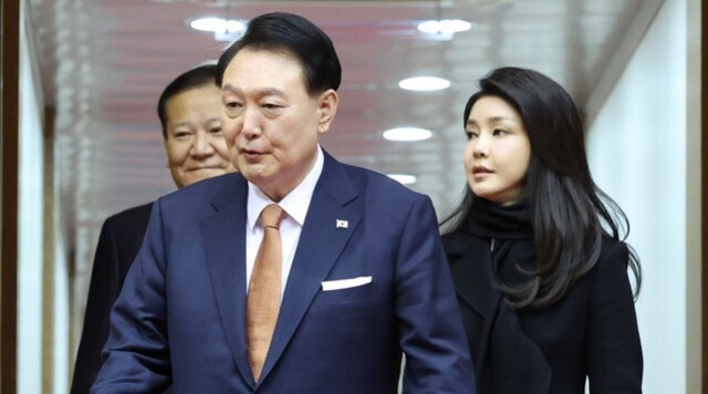 President Yoon Suk-yeol (center) and first lady Kim Keon-hee return to Korea after a state visit to the Netherlands on Dec. 15, 2023. (Yonhap)
