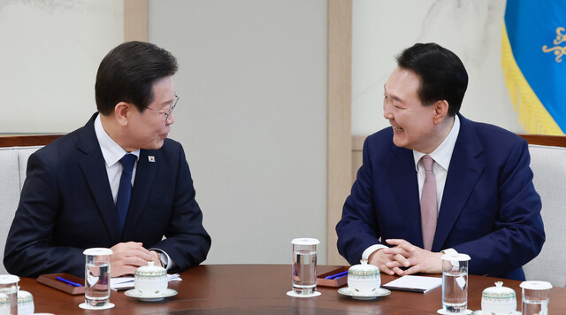 윤석열 대통령과 이재명 더불어민주당 대표가 29일 서울 용산 대통령실 집무실에서 대화하고 있다. 연합뉴스