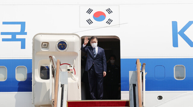 South Korean President Moon Jae-in waves his hand as he boards Code One at Seoul Air Base for his trip to Washington on Wednesday. (Yonhap News)