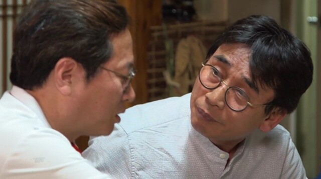 술자리 잡담으로 인문학을 풀어내는 예능 프로그램 <알쓸신잡>(tvN)의 한 장면. tvN 화면 갈무리