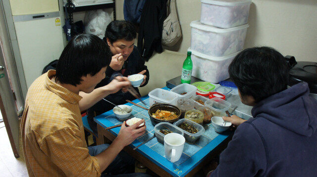 식당에서 일하는 세 남자, (왼쪽 위부터) 아저씨, 필자, 에그 조. 점심과 저녁 영업 시간 사이, 반찬통을 늘어놓고 늦은 점심을 먹는다. 전호용