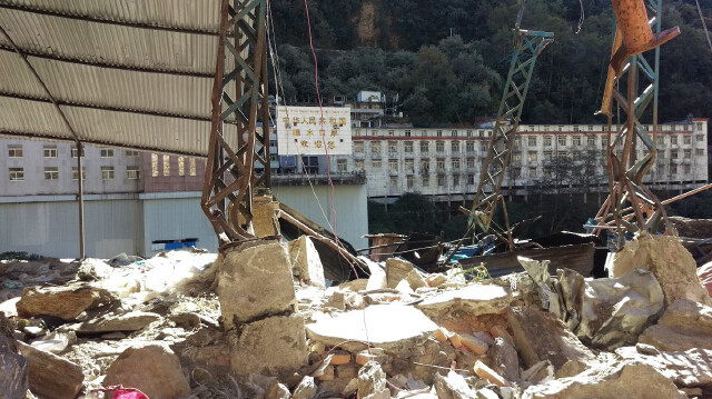 네팔과 중국의 국경 인근 도시 타토파니. 지진과 산사태로 무너진 주유소 건물과 보테코시강 너머로 보이는 중국의 백화점. 중국은 2015년 네팔 지진과 산사태 이후 안전을 이유로 국경무역을 무기한 중단했다.