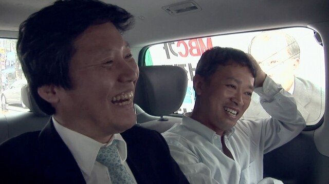 2012년 6월7일, 해고되기 전 파업투쟁이 한창이던 때 구속영장 실질심사를 받기 위해 법원으로 향하던 이용마 MBC 해직기자와 김민식 MBC PD의 모습.