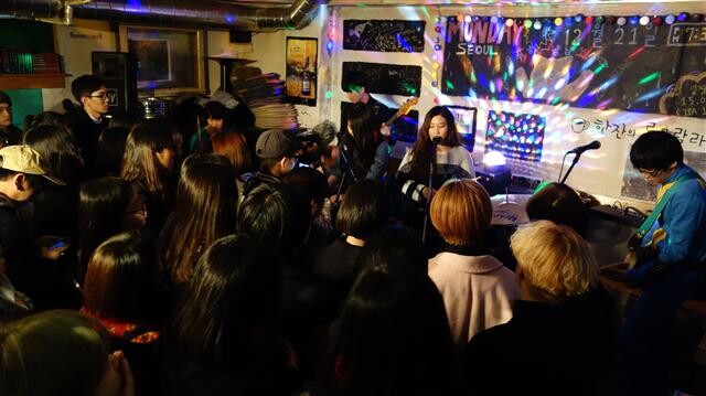 2015년 12월21일 서울 동교동 ‘한잔의 룰루랄라’ 카페에서 밴드 피기비츠가 ‘먼데이 서울’ 공연을 하고 있다.