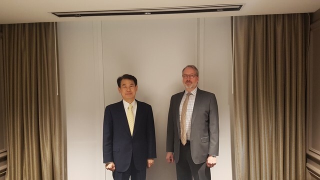 Jung Eun-bo, South Korea’s chief negotiator in its defense cost-sharing talks with the US, and his US counterpart James DeHart pose for a photograph ahead of the seventh round of their negotiations, held in Los Angeles on Mar. 17. (provided by the Ministry of Foreign Affairs)
