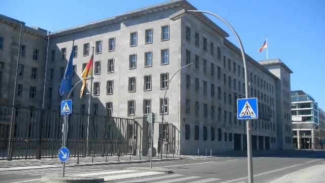 독일은 친나치 상징을 엄격히 금지해 건물을 보존하더라도 나치 선전물은 모두 제거한다.